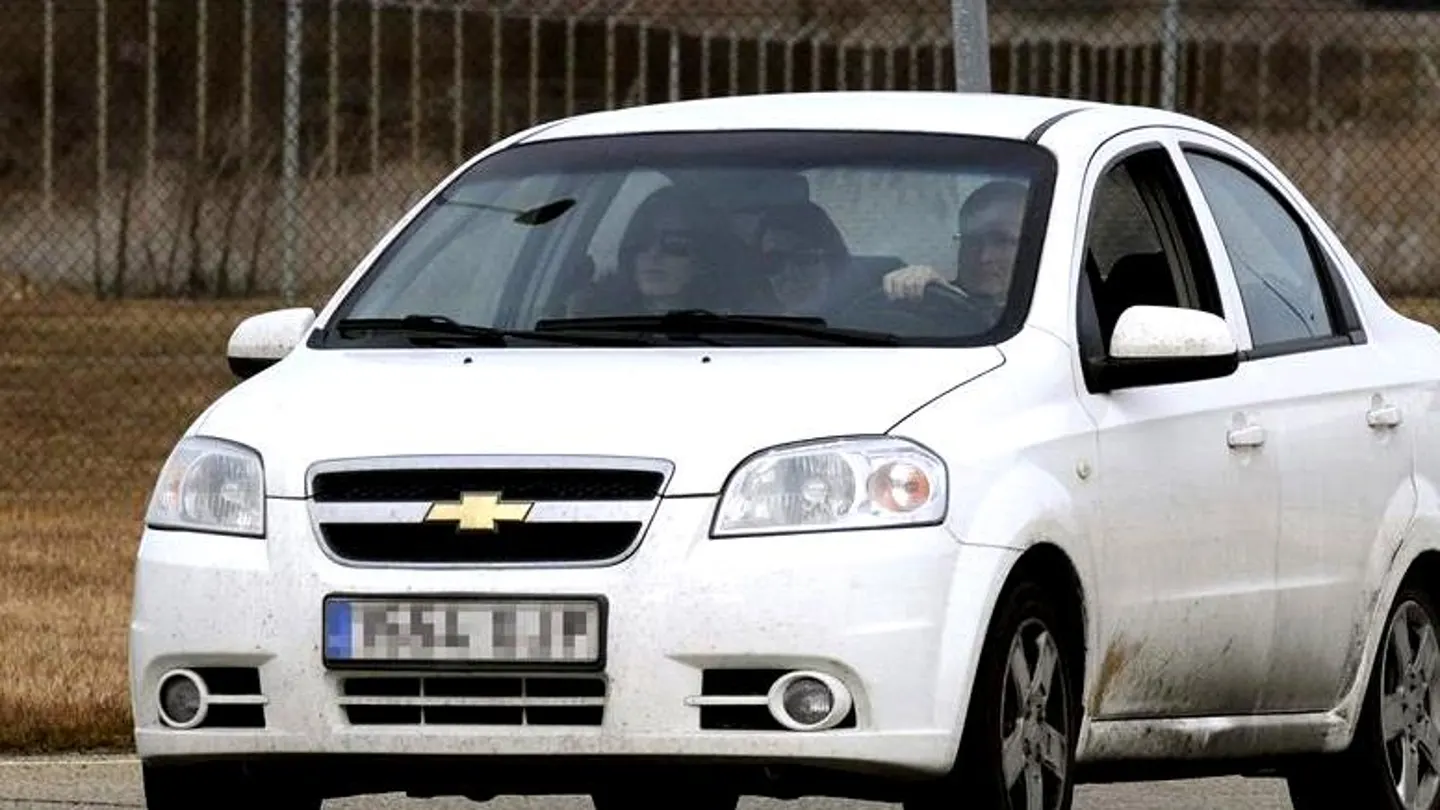 Raquel Gago saliendo de la cárcel en el coche de un funcionario Raquel Gago saliendo de la cárcel en el coche de un funcionario