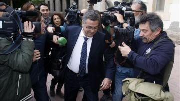 Enrique Ortiz a su llegada a los juzgados de Alicante