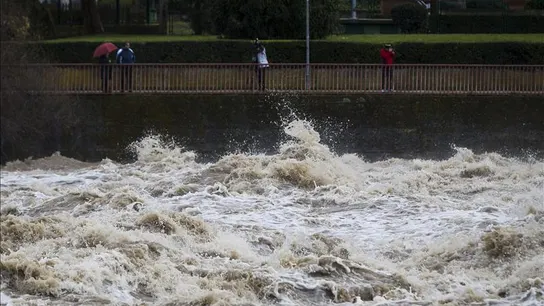 Cortada la carretera Pamplona-Madrid por el desbordamiento del Ebro Cortada la carretera Pamplona-Madrid por el desbordamiento del Ebro