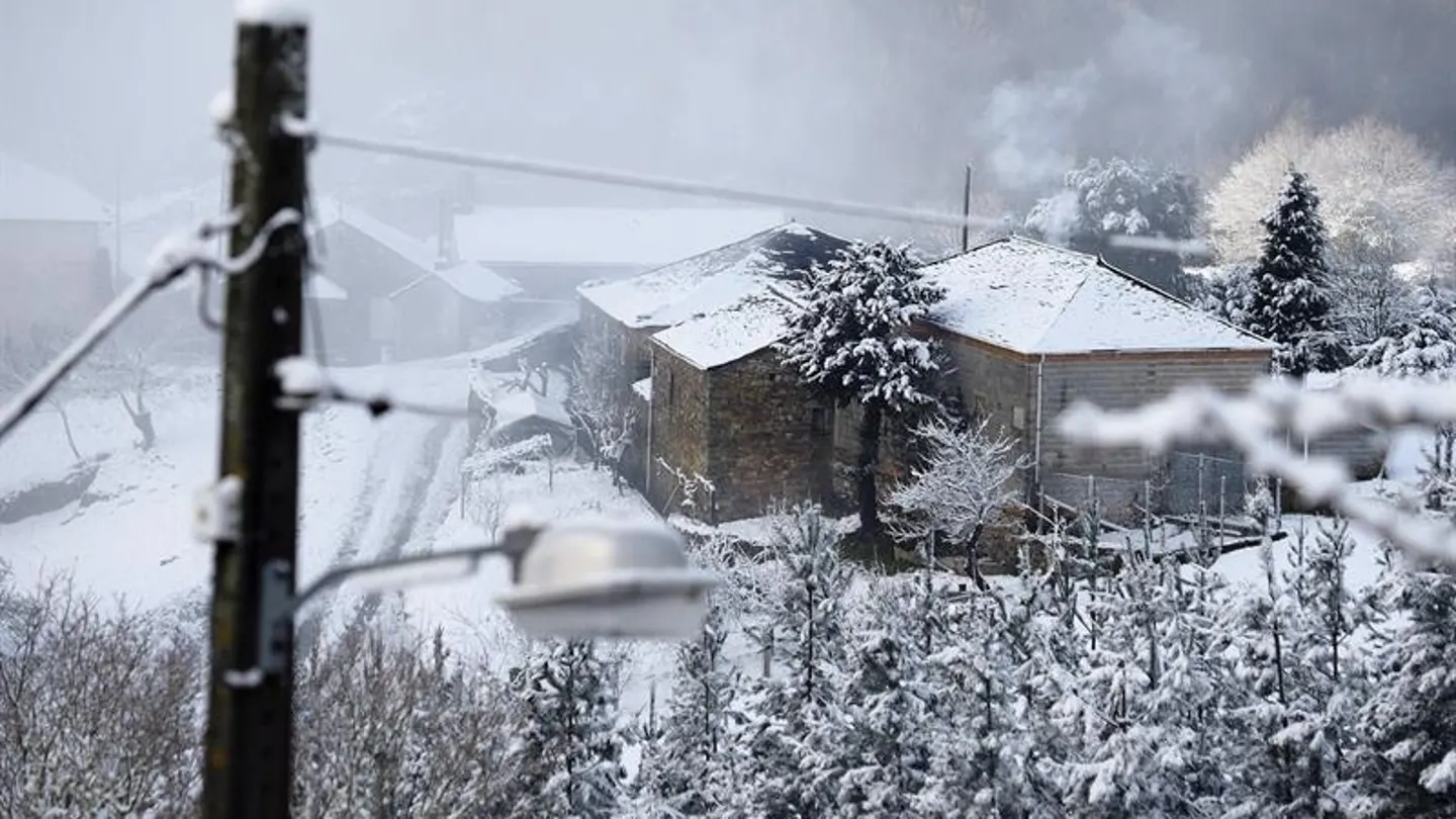 La cornisa norte del país en alerta por fuertes nevadas La cornisa norte del país en alerta por fuertes nevadas