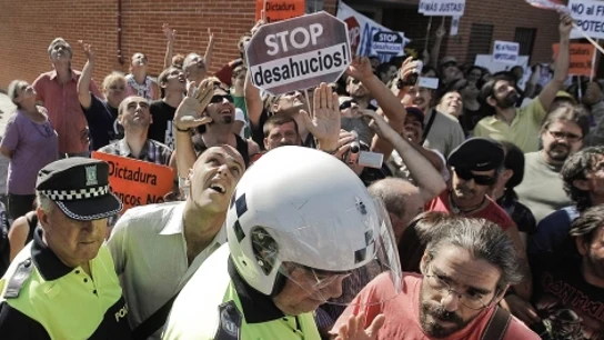 Decenas de persdonas consiguen paralizar de nuevo un desahucio en Carabanchel Decenas de persdonas consiguen paralizar de nuevo un desahucio en Carabanchel