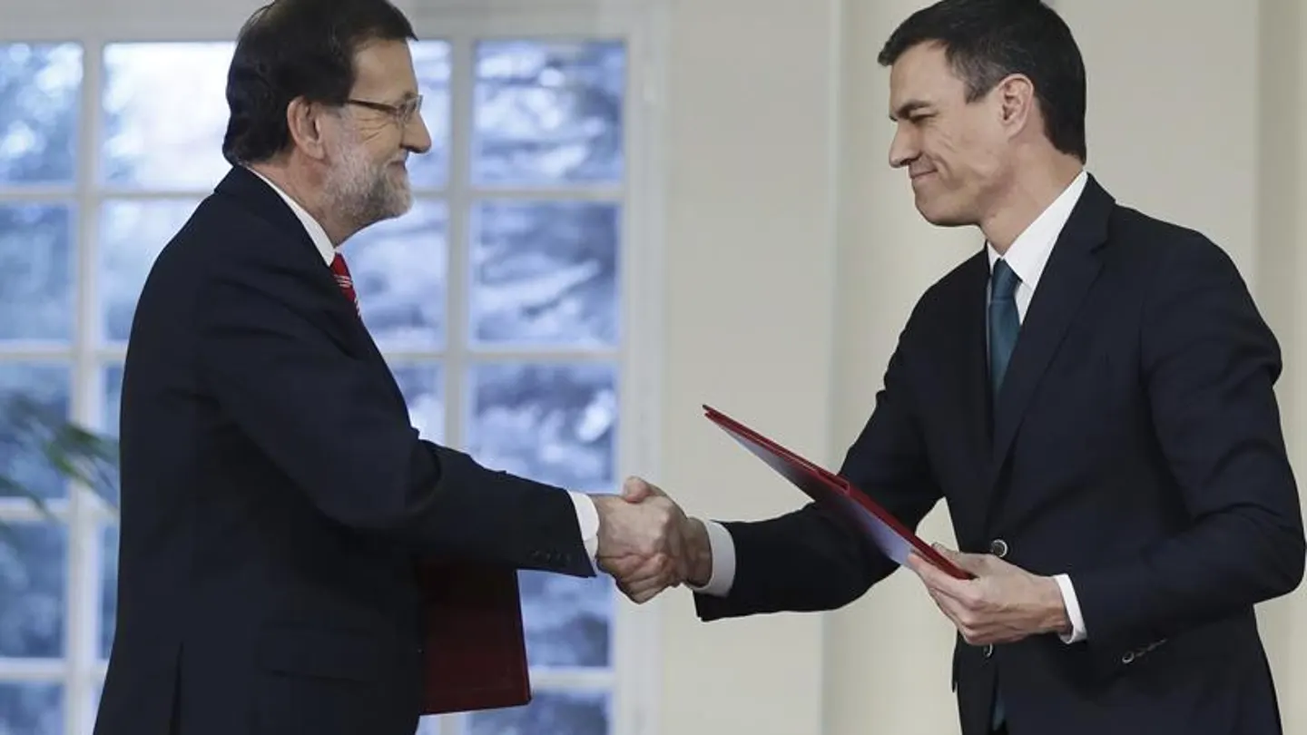 Mariano Rajoy y Pedro Sánchez firman el pacto antiterrorista Mariano Rajoy y Pedro Sánchez firman el pacto antiterrorista