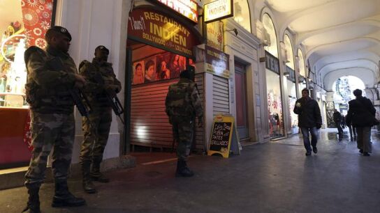 Varios soldados franceses vigilan el acceso a un centro comunitario jud&iacute;o