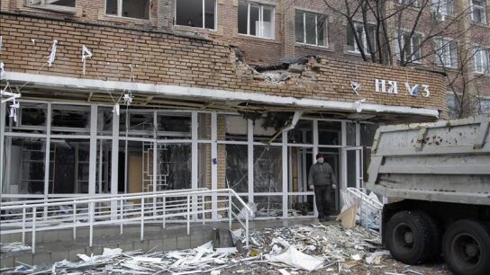 Vista de la entrada a un hospital tras sufrir un bombardeo en Donetsk, Ucrania. 