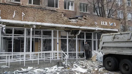Vista de la entrada a un hospital tras sufrir un bombardeo en Donetsk, Ucrania. Vista de la entrada a un hospital tras sufrir un bombardeo en Donetsk, Ucrania.