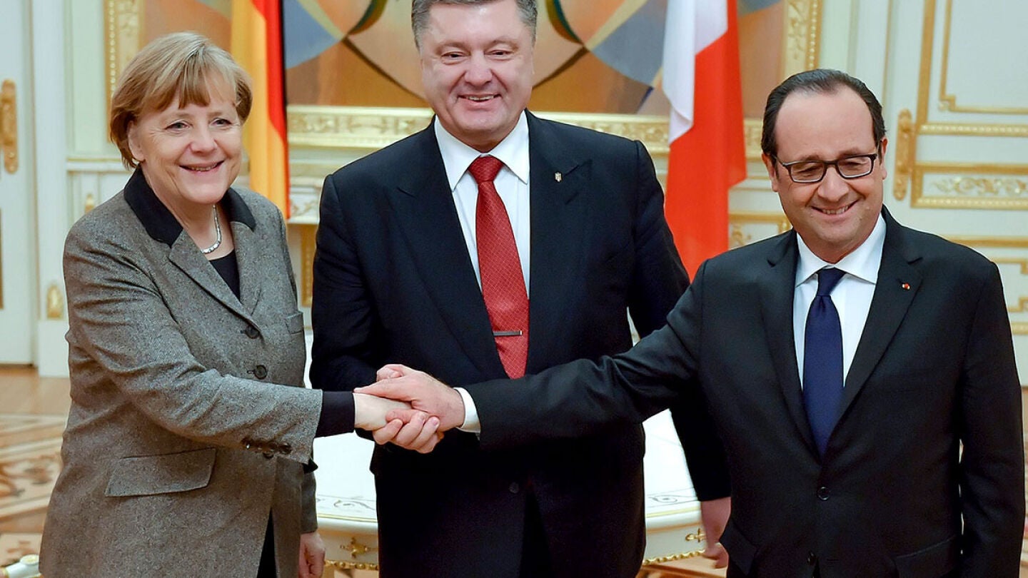 Merkel y Hollande junto al presidente de Ucrania, Petr&oacute; Poroshenko