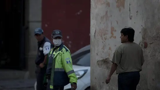 Un policía se tapa la boca ante el incremento de ceniza Un policía se tapa la boca ante el incremento de ceniza