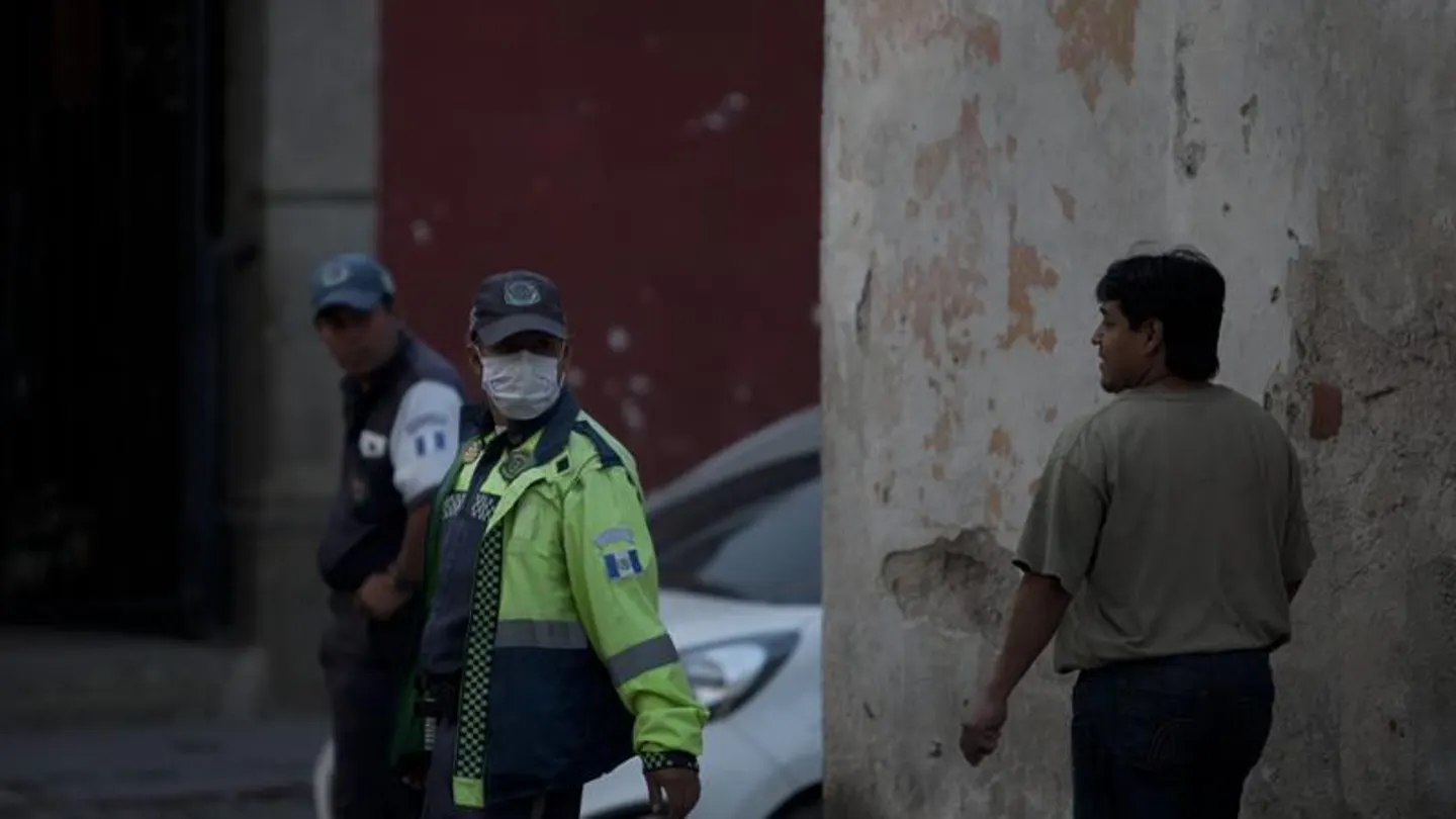 Un policía se tapa la boca ante el incremento de ceniza Un policía se tapa la boca ante el incremento de ceniza