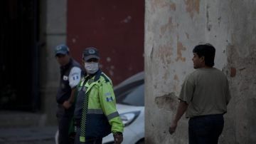 Un policía se tapa la boca ante el incremento de ceniza