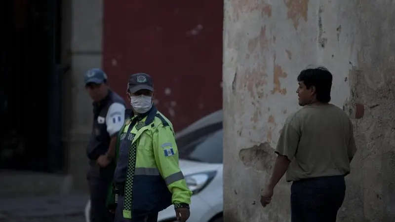 Un policía se tapa la boca ante el incremento de ceniza