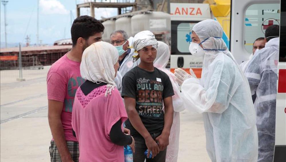 Decenas de inmigrantes, fotografiados a su llegada al puerto de Reggio Calabria.