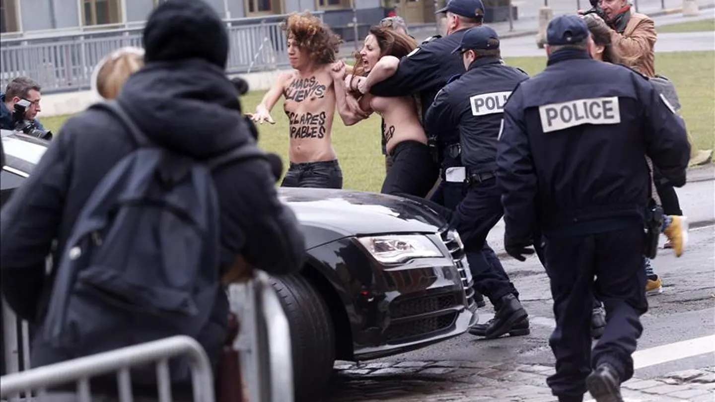 Activistas del grupo feminista ucraniano FEMEN protestan ante los juzgados de Lille Activistas del grupo feminista ucraniano FEMEN protestan ante los juzgados de Lille