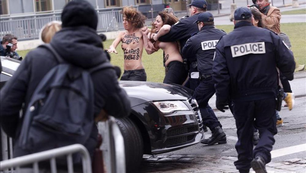 Activistas del grupo feminista ucraniano FEMEN protestan ante los juzgados de Lille 