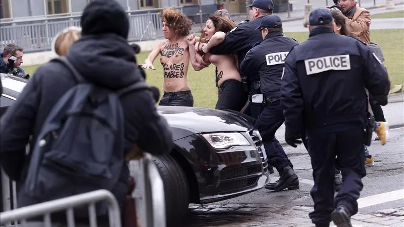 Activistas del grupo feminista ucraniano FEMEN protestan ante los juzgados de Lille 