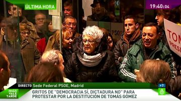 Militantes del PSOE en Ferraz