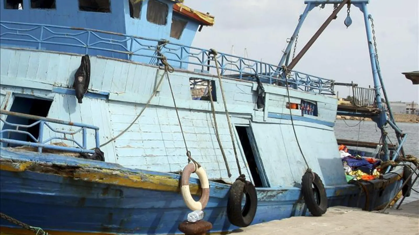 Barco utilizado para transportar inmigrantes africanos, anclado en el puerto de la isla de Lampedusa. Barco utilizado para transportar inmigrantes africanos, anclado en el puerto de la isla de Lampedusa.