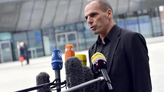 Varoufakis espera un Eurogrupo "muy constructivo" y descarta la salida de Grecia del euro Varoufakis espera un Eurogrupo "muy constructivo" y descarta la salida de Grecia del euro