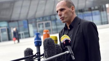 Varoufakis espera un Eurogrupo "muy constructivo" y descarta la salida de Grecia del euro