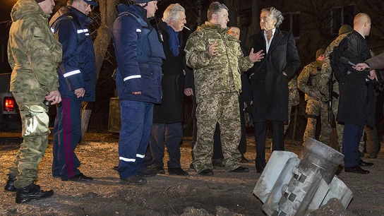 Petro Poroshenko (centro), junto a los restos de un misil Petro Poroshenko (centro), junto a los restos de un misil