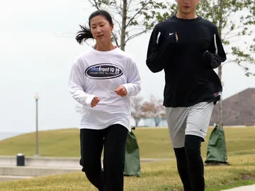 Una pareja corre junta por un parque Una pareja corre junta por un parque