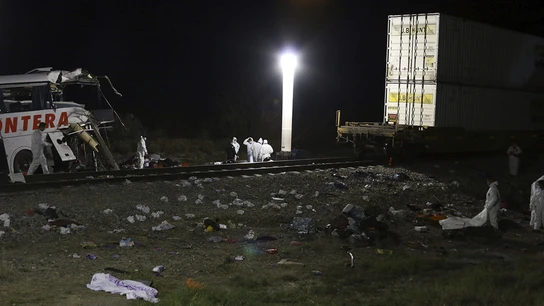 Al menos 20 muertos en México tras una colisión entre un autobús y un tren Al menos 20 muertos en México tras una colisión entre un autobús y un tren