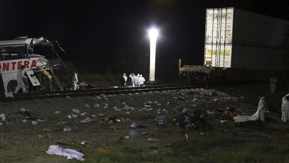 Al menos 20 muertos en México tras una colisión entre un autobús y un tren