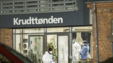 Expertos forenses investigan la escena del tiroteo en Copenhague