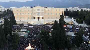 Miles de manifestantes en Grecia se concentran en apoyo a Tsipras