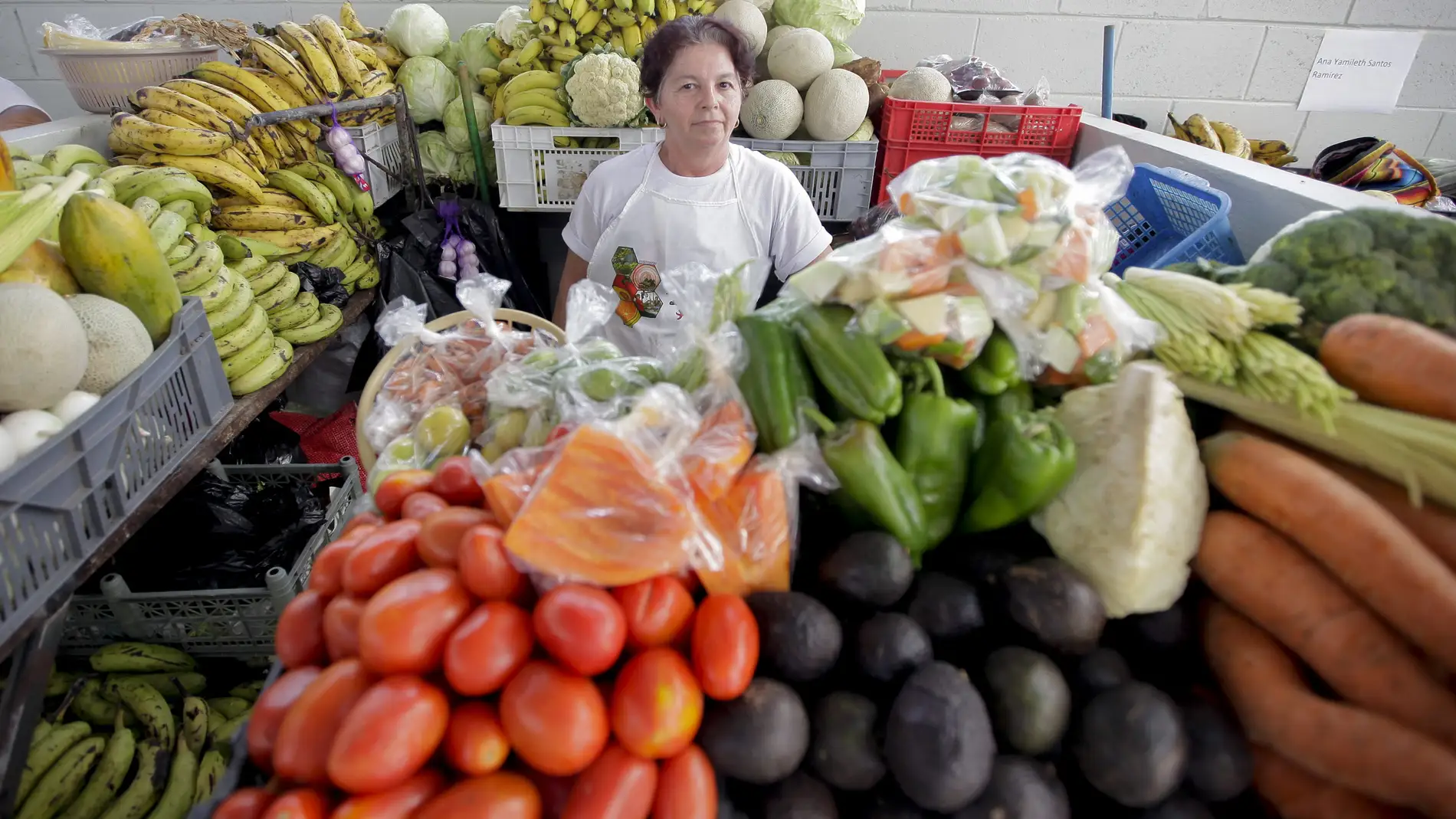 Una mujer compra frutas y verduras el 6 