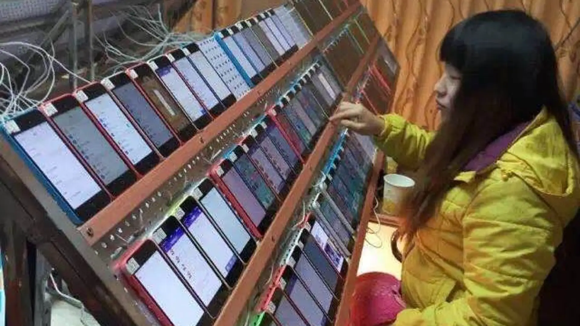 Una mujer china ante decenas de iPhone 5C
