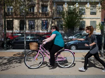 Moverse en bicicleta combate el sobrepeso Moverse en bicicleta combate el sobrepeso