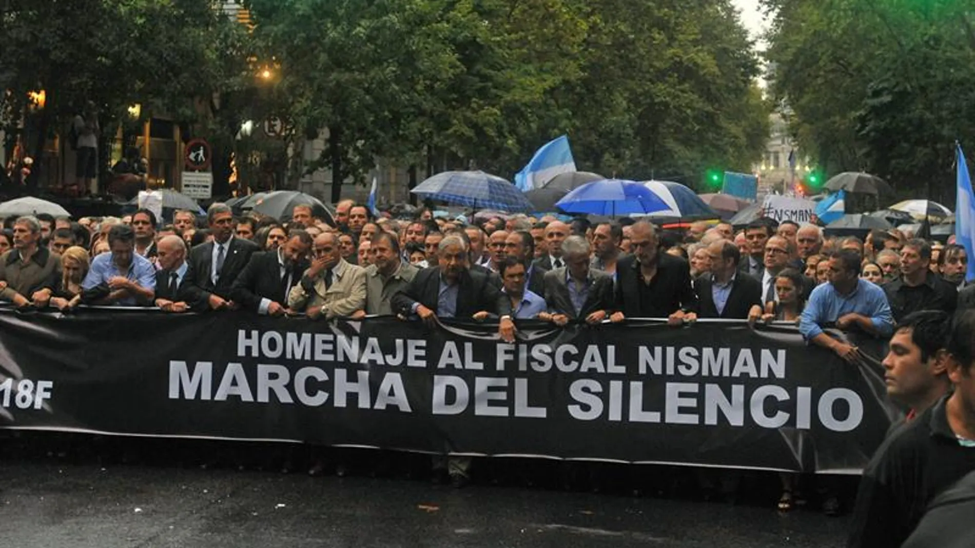 'Marcha de los paraguas' en homenaje al fiscal Nisman 