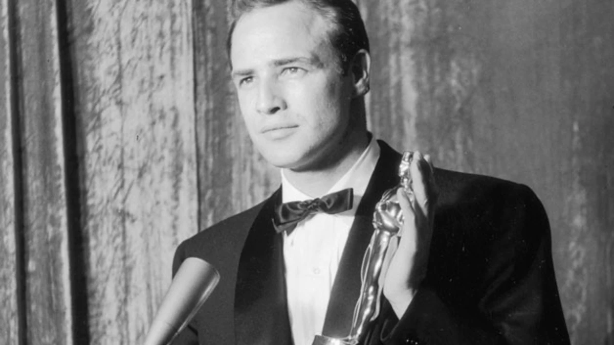 Marlon Brando, between the eternal actor and the relentless seducer marked by drama and shadows Marlon Brando, between the eternal actor and the relentless seducer marked by drama and shadows