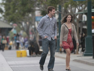 Un hombre y una mujer pasean por la calle