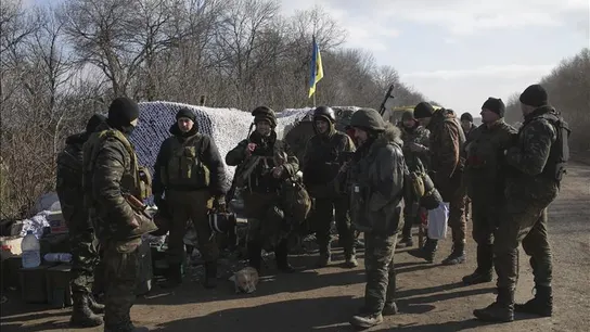 Militares ucranianos permanecen de pie en un punto de control próximo a Debáltsevo, en el área de Donetsk, Ucrania Militares ucranianos permanecen de pie en un punto de control próximo a Debáltsevo, en el área de Donetsk, Ucrania