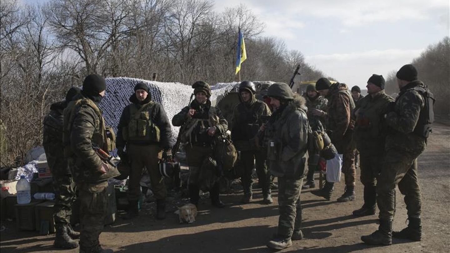 Militares ucranianos permanecen de pie en un punto de control pr&oacute;ximo a Deb&aacute;ltsevo, en el &aacute;rea de Donetsk, Ucrania