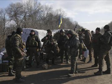 Militares ucranianos permanecen de pie en un punto de control próximo a Debáltsevo, en el área de Donetsk, Ucrania Militares ucranianos permanecen de pie en un punto de control próximo a Debáltsevo, en el área de Donetsk, Ucrania