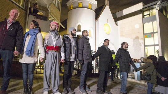 Judíos y musulmanes unen sus manos en un 'anillo de la paz' alrededor de la sinagoga de Oslo Judíos y musulmanes unen sus manos en un 'anillo de la paz' alrededor de la sinagoga de Oslo