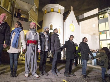 Judíos y musulmanes unen sus manos en un 'anillo de la paz' alrededor de la sinagoga de Oslo Judíos y musulmanes unen sus manos en un 'anillo de la paz' alrededor de la sinagoga de Oslo