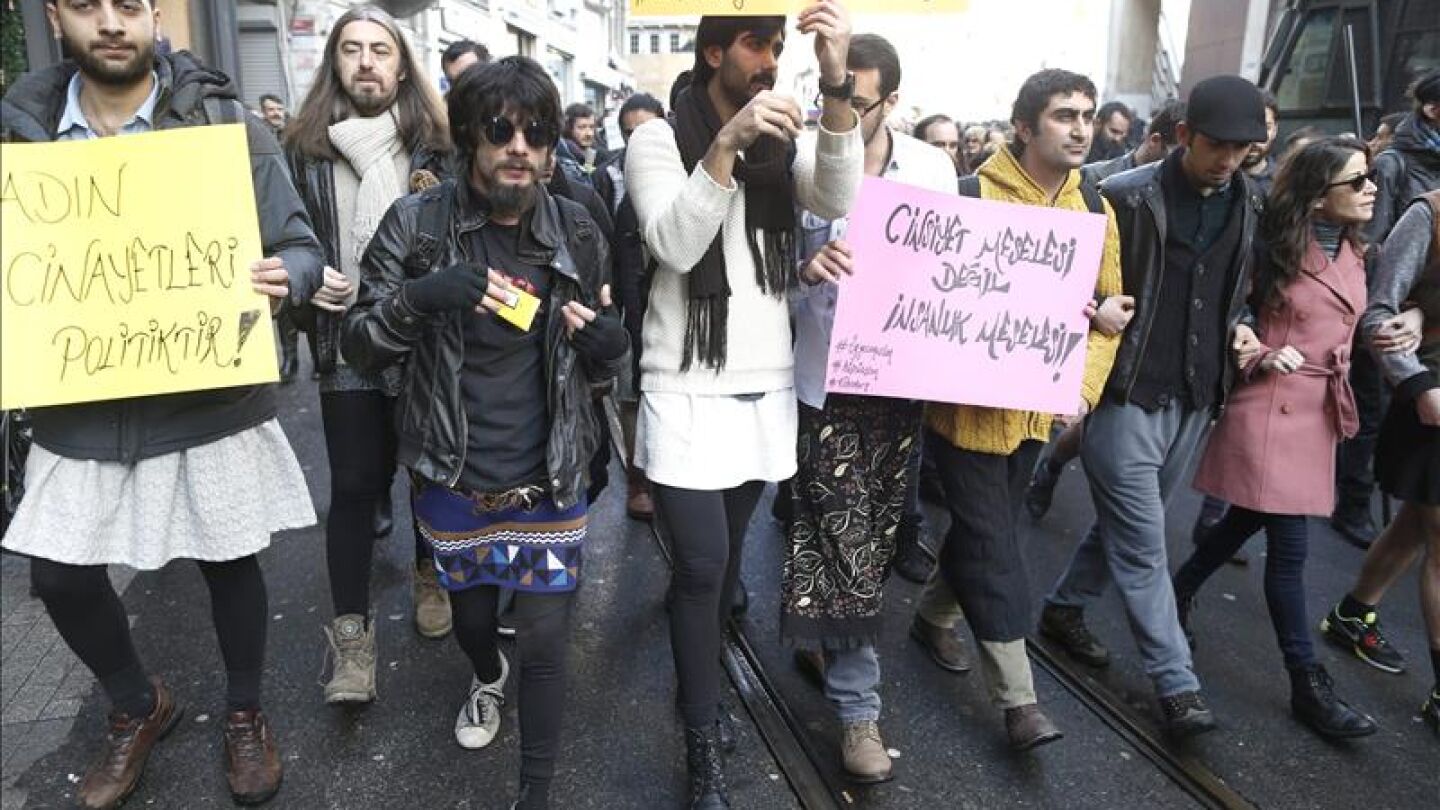 Hombres con minifalda protestan contra la violencia machista en Turqu&iacute;a