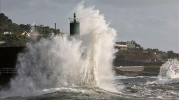Una ola rompe en el puerto de A Guarda durante un temporal de viento