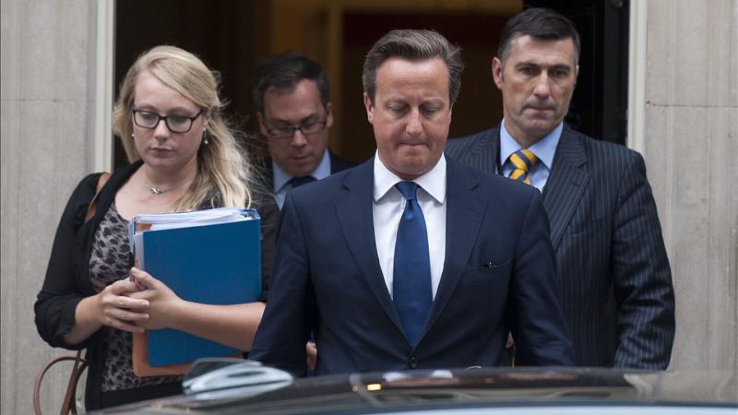 El primer ministro brit&aacute;nico, David Cameron, con sus asesores