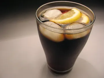 Refresco de cola con limón Refresco de cola con limón