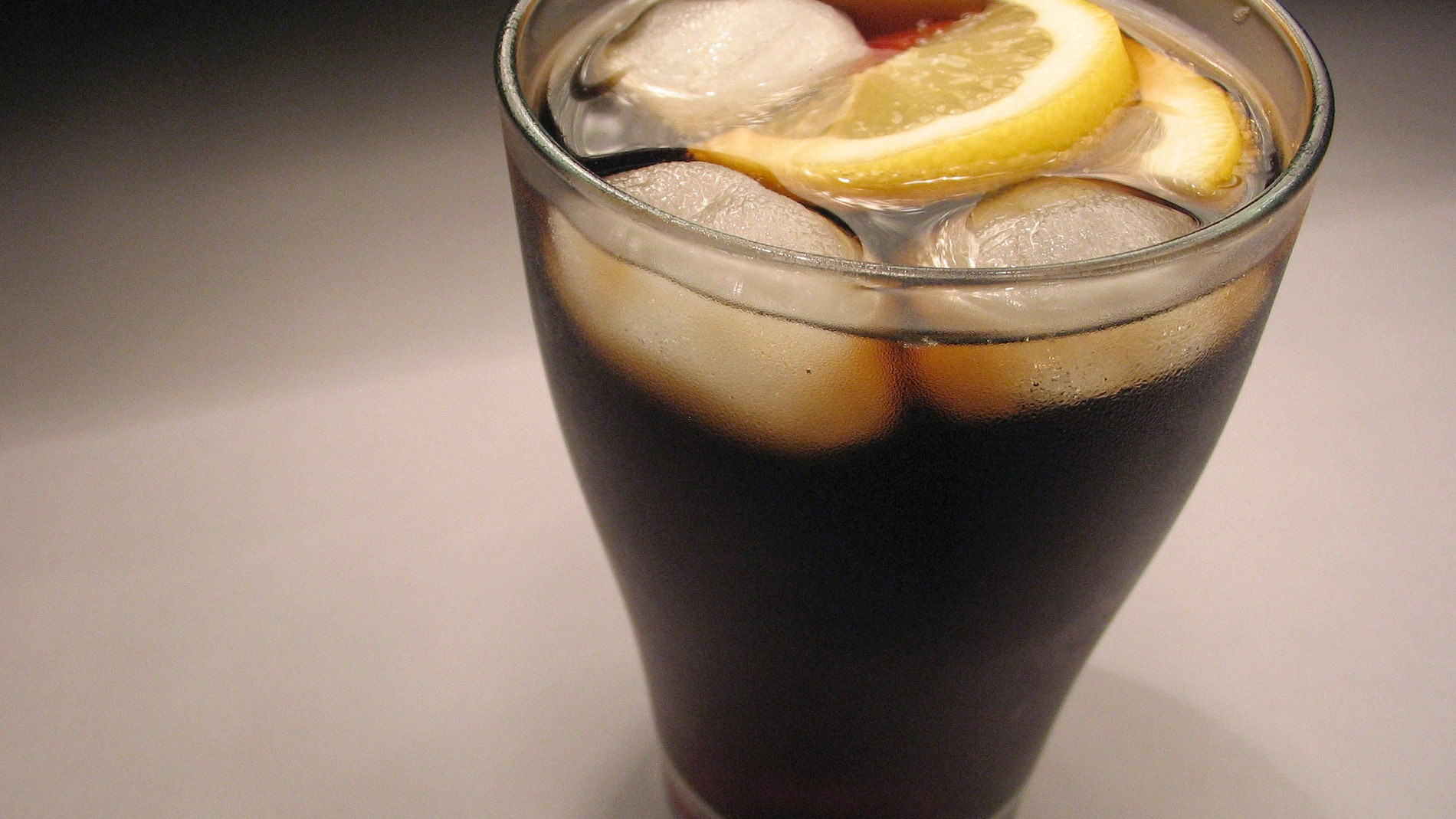 Refresco de cola con limón