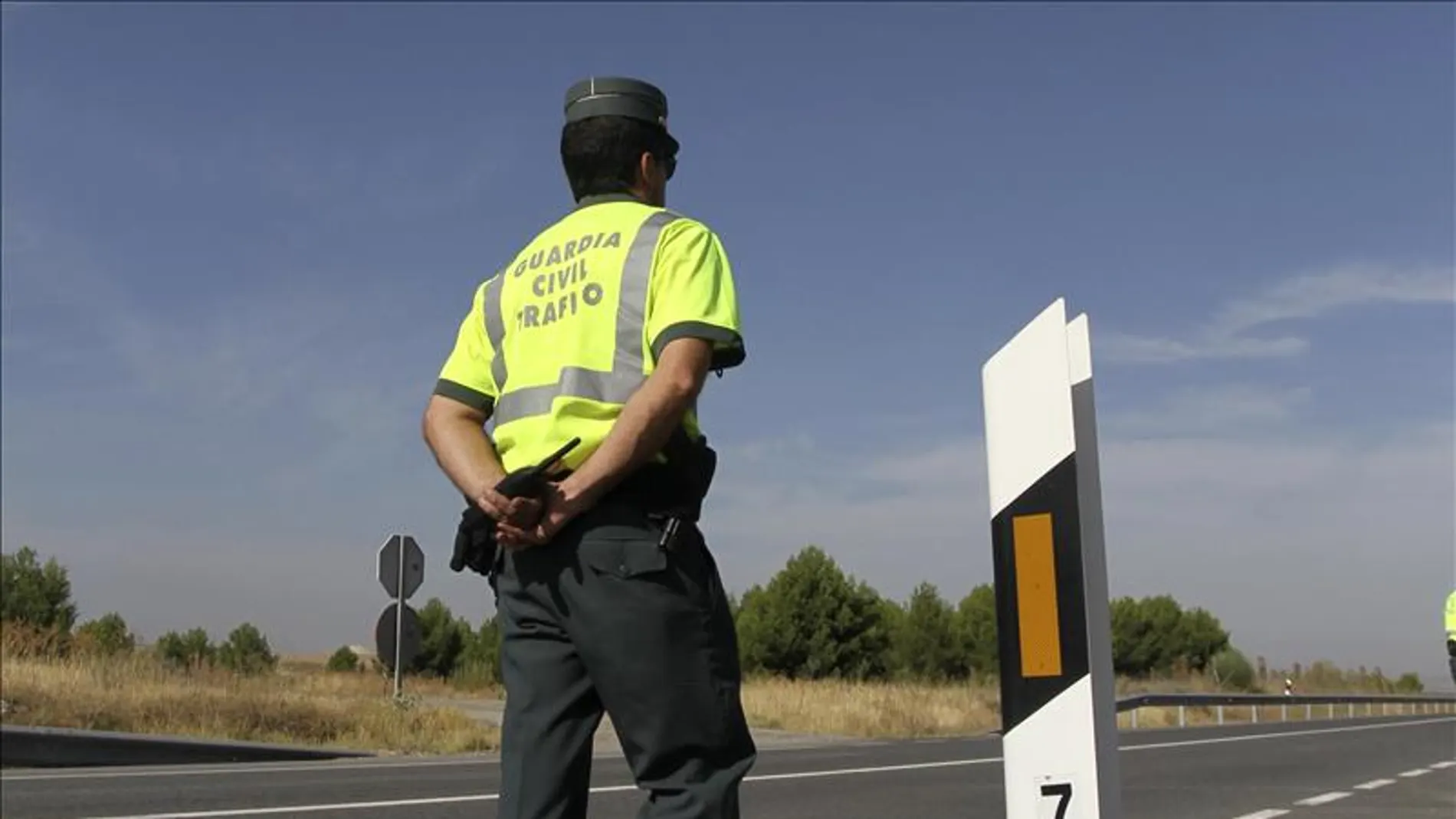 Un agente de la Guardia Civil en una campaña de control de tráfico