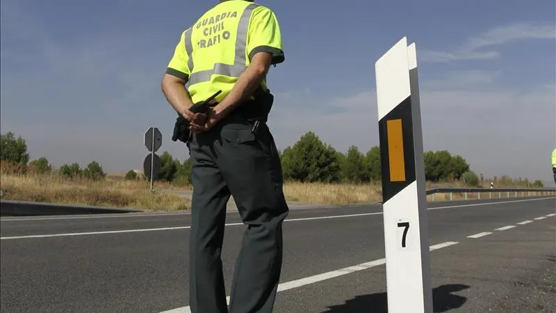 Un agente de la Guardia Civil en una campaña de control de tráfico