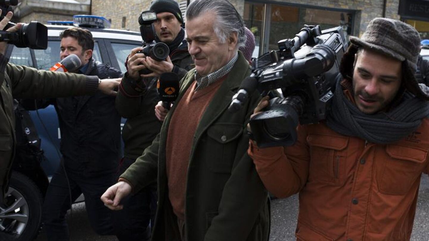 Luis B&aacute;rcenas sale de su casa de Baqueira