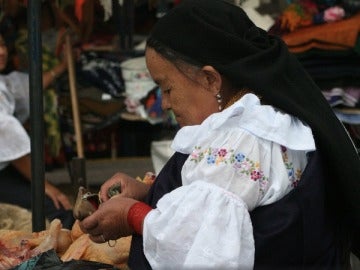 Una mujer en un mercado ecuatoriano