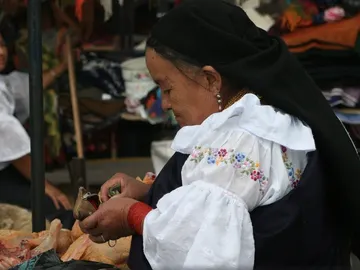 Una mujer en un mercado ecuatoriano Una mujer en un mercado ecuatoriano
