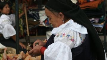 Una mujer en un mercado ecuatoriano